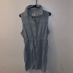 Light denim button up dress with pockets. Large